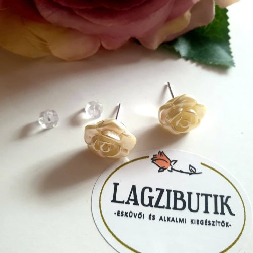 Rózsa, romantikus, bedugós fülbevaló.