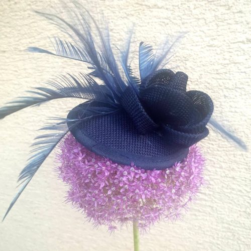 Díszkalap, kitűző rózsával