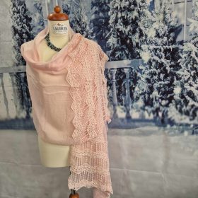 Rózsaszín, szélén csipkés stóla, vállkendő.