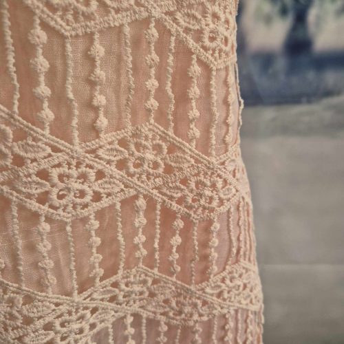 Rózsaszín, szélén csipkés stóla, vállkendő.