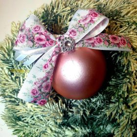   Rózsás, rózsaszín karácsonyfadísz, gömb, függődísz.
