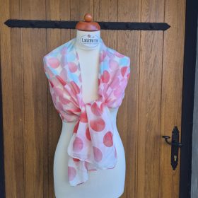 Rózsaszín stóla karikákkal.