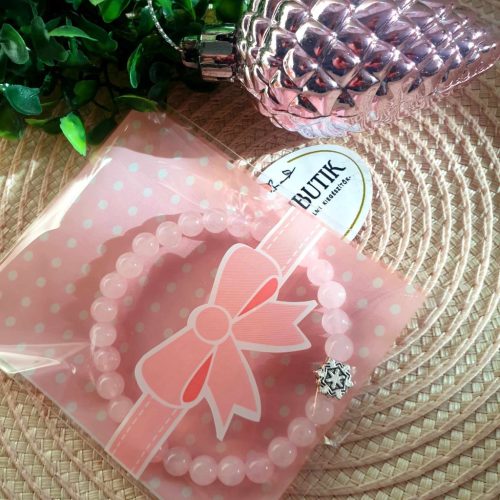 Rózsakvarc ásványkarkötő, hópehely fém köztessel.