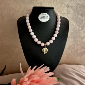 Rózsakvarc nyaklánc levél medállal.