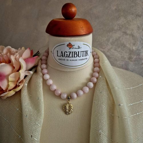 Rózsakvarc nyaklánc levél medállal.