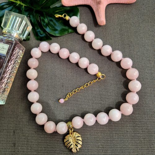 Rózsakvarc nyaklánc levél medállal.