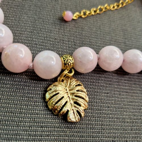 Rózsakvarc nyaklánc levél medállal.