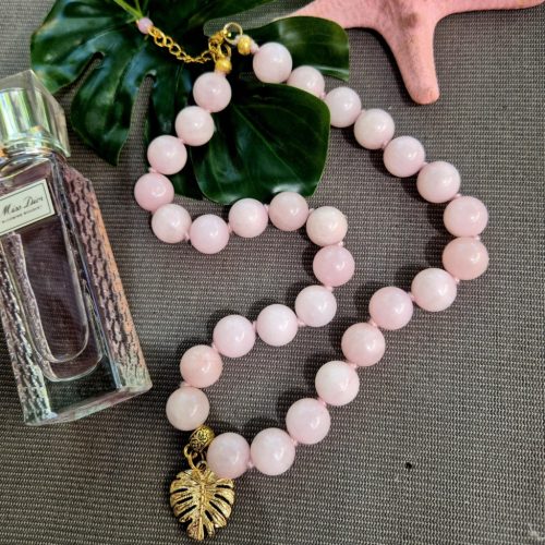 Rózsakvarc nyaklánc levél medállal.