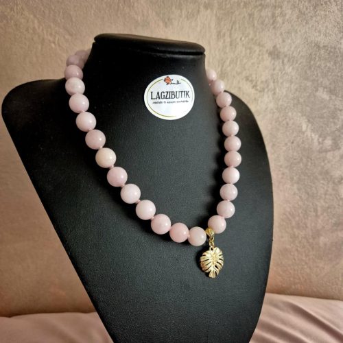 Rózsakvarc nyaklánc levél medállal.