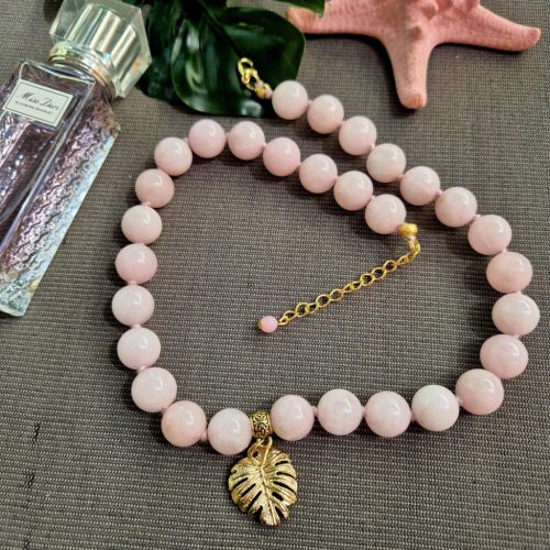 Rózsakvarc nyaklánc levél medállal.