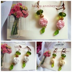   Rózsás, romantikus lógós fülbevaló többféle színben.