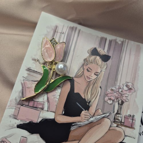 Rózsaszín tulipán bross, gyönggyel.