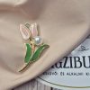 Rózsaszín tulipán bross, gyönggyel.