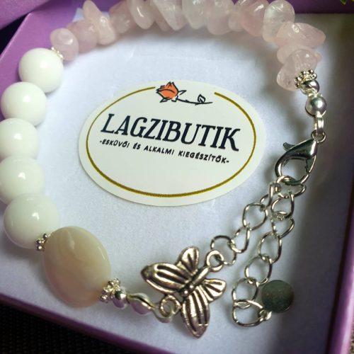 Rózsaszín-fehér fantázia karkötő pillangóval.