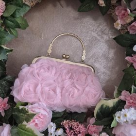 Rózsaszín rózsás alkalmi táska.