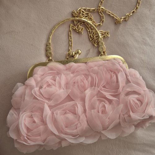 Rózsaszín rózsás alkalmi táska.