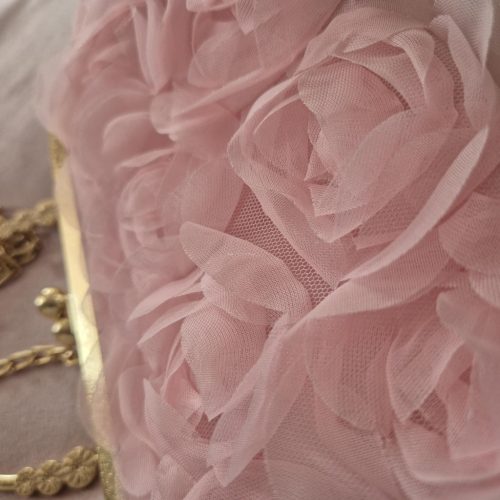 Rózsaszín rózsás alkalmi táska.