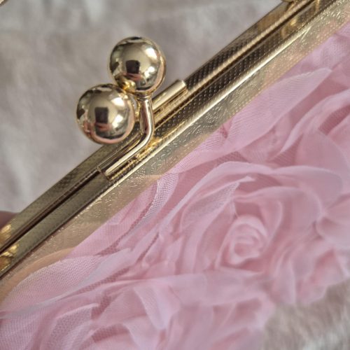 Rózsaszín rózsás alkalmi táska.