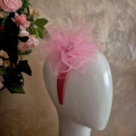 Rózsaszín selyemrózsás fejpánt strasszokkal.