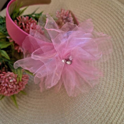 Rózsaszín selyemrózsás fejpánt strasszokkal.