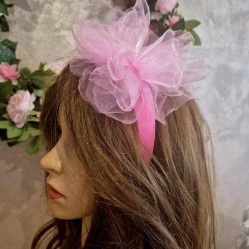 Rózsaszín selyemrózsás fejpánt strasszokkal.