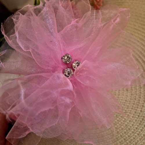 Rózsaszín selyemrózsás fejpánt strasszokkal.