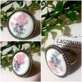 Rózsás, porcelán betétes antikolt gyűrű.