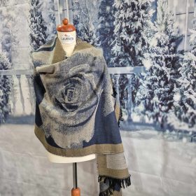 Vastag kékesszürke stóla, sál rózsa mintával.