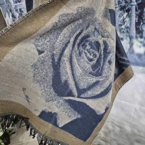 Vastag kékesszürke stóla, sál rózsa mintával.