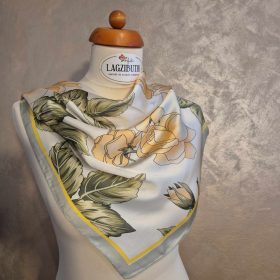 Rózsás szatén kendő púder színben.