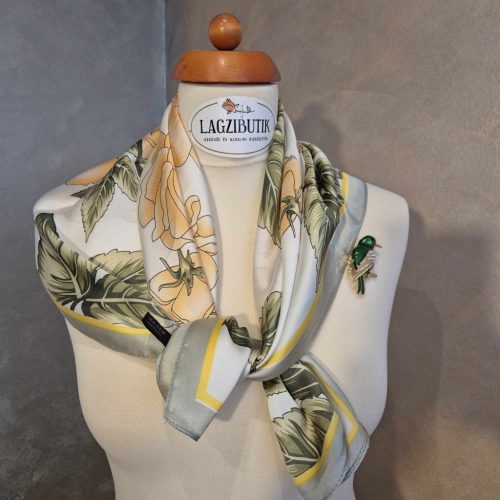 Rózsás szatén kendő púder színben.