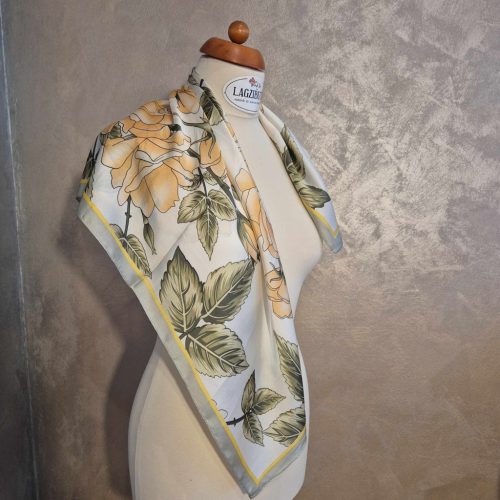 Rózsás szatén kendő púder színben.