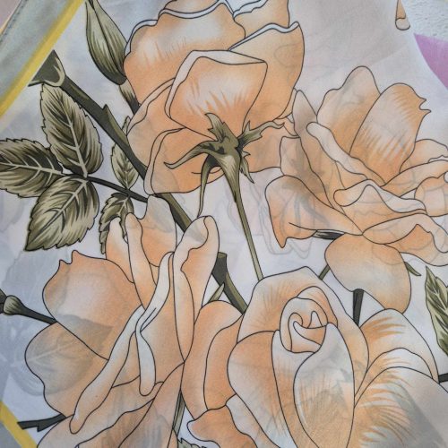 Rózsás szatén kendő púder színben.