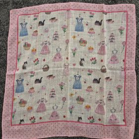 Ruha motívumos gyerekkendő.