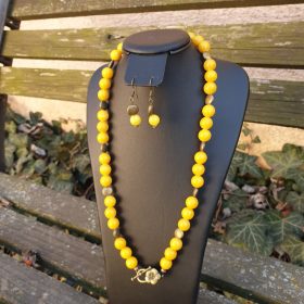   Élénksárga jáde ásvány nyaklánc-szett, réz díszítéssel.
