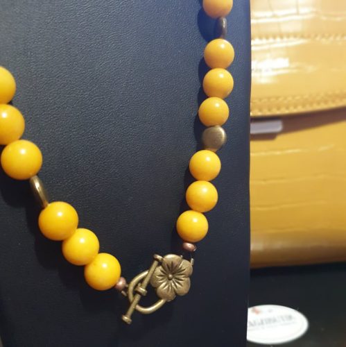 Élénksárga jáde ásvány nyaklánc-szett, réz díszítéssel.