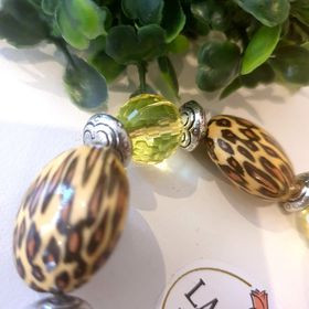 Sárga, ocelotmintás műanyag karkötő.