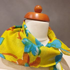 Sárga-türkiz kendő.