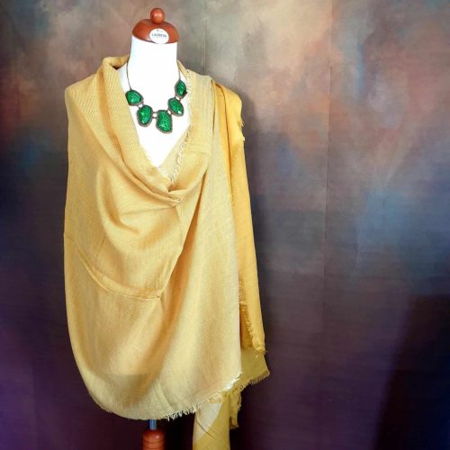 Sárga stóla, sál bordűrrel.