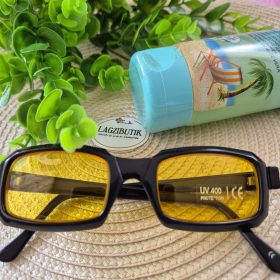 Sárga üveges napszemüveg.