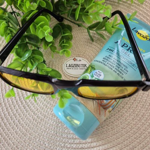 Sárga üveges napszemüveg.