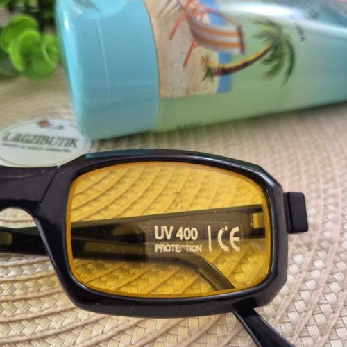 Sárga üveges napszemüveg.