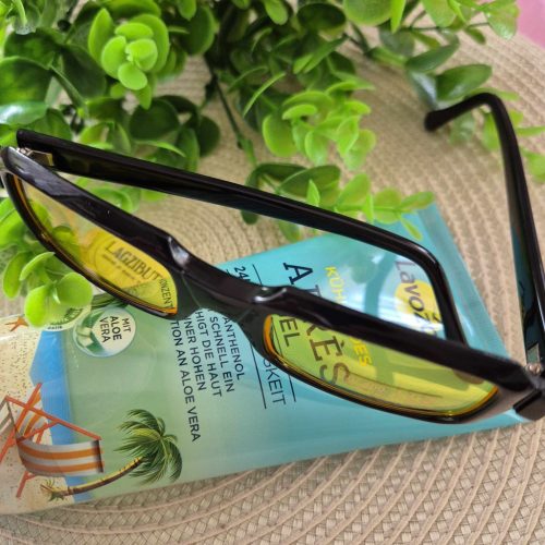 Sárga üveges napszemüveg.