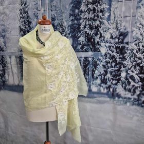 Sárga, virágos-gyöngyös hímzett stóla.