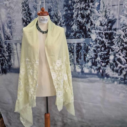 Sárga, virágos-gyöngyös hímzett stóla.