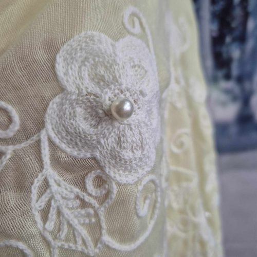 Sárga, virágos-gyöngyös hímzett stóla.