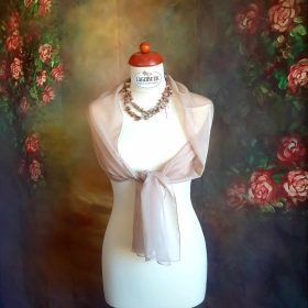 Bézs sifon kendő, arany csillogással.