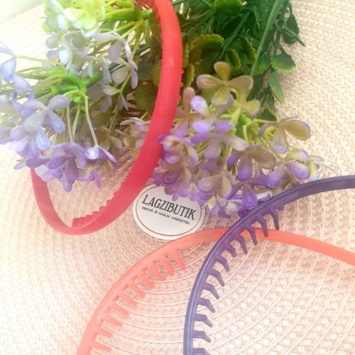 Sima, fogazott műanyag hajpánt.