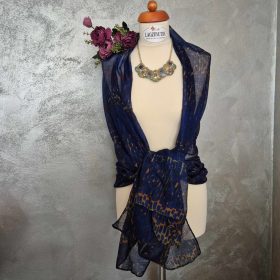 Sötétkék, mintás stóla.