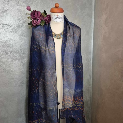 Sötétkék, mintás stóla.